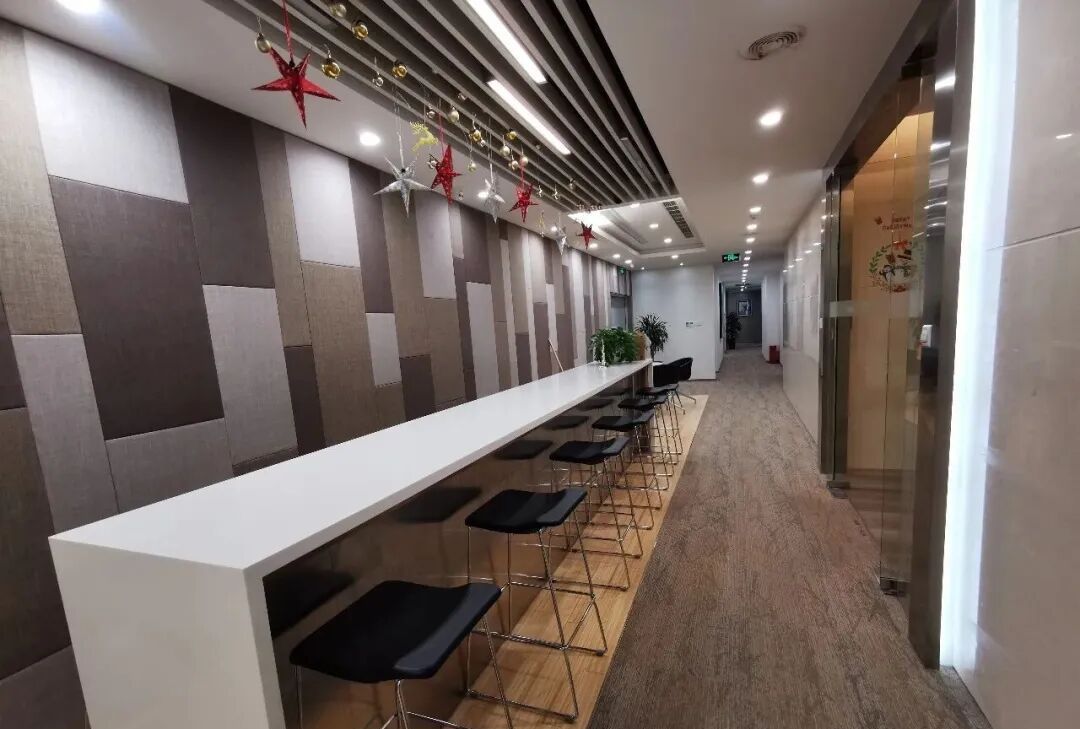 共享办公休闲吧台,高脚凳与节日装饰