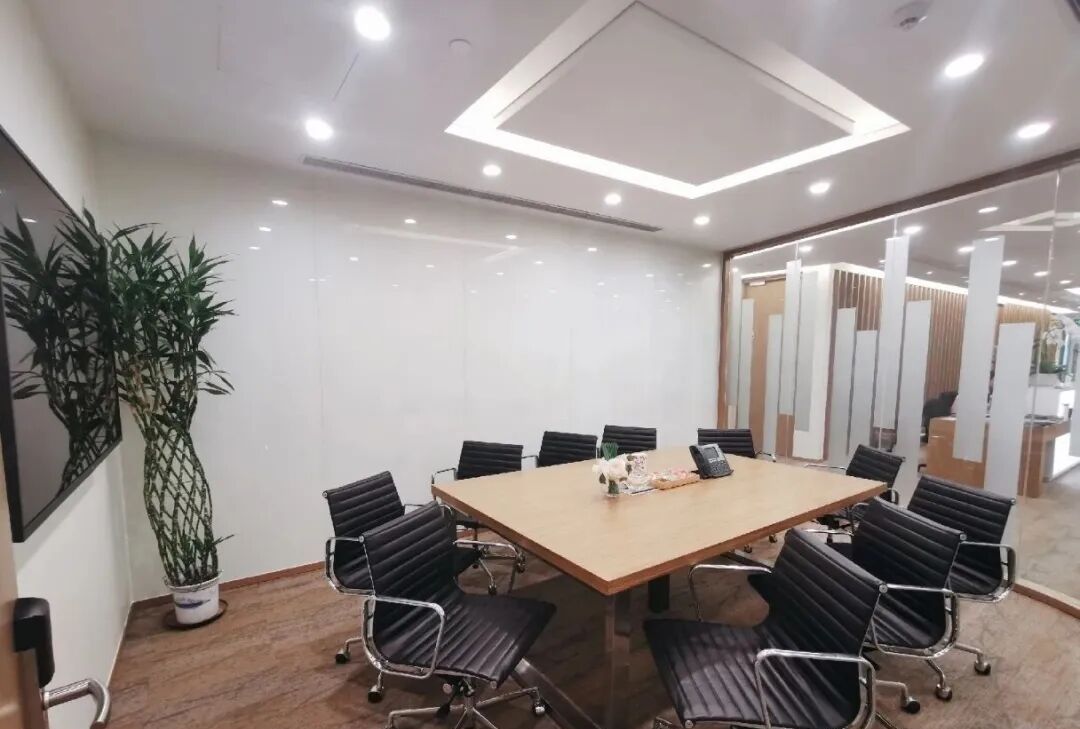 现代化会议室,方形会议桌与显示屏