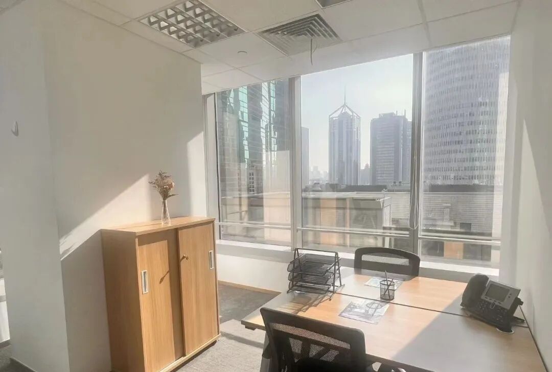 采光良好的独立办公室,远眺摩天楼