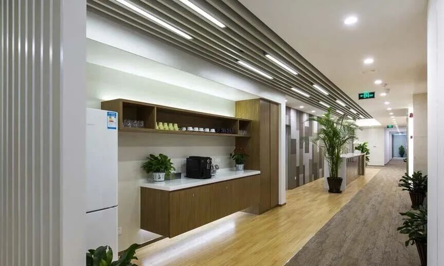 茶水吧台,咖啡机冰箱与绿植